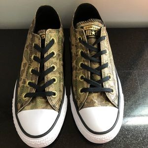 Women’s camo sparkling converse sneakers size 6